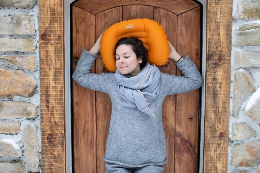 Подушка під голову Tramp Air Head помаранч 43х30см TRA-160 фото