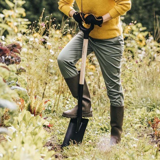 Лопата пряма з дерев'яною ручкою Fiskars Solid&trade; (1066722) 1066722 фото